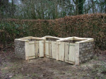 Gemetselde composthoop afgewerkt met Robinia hout
